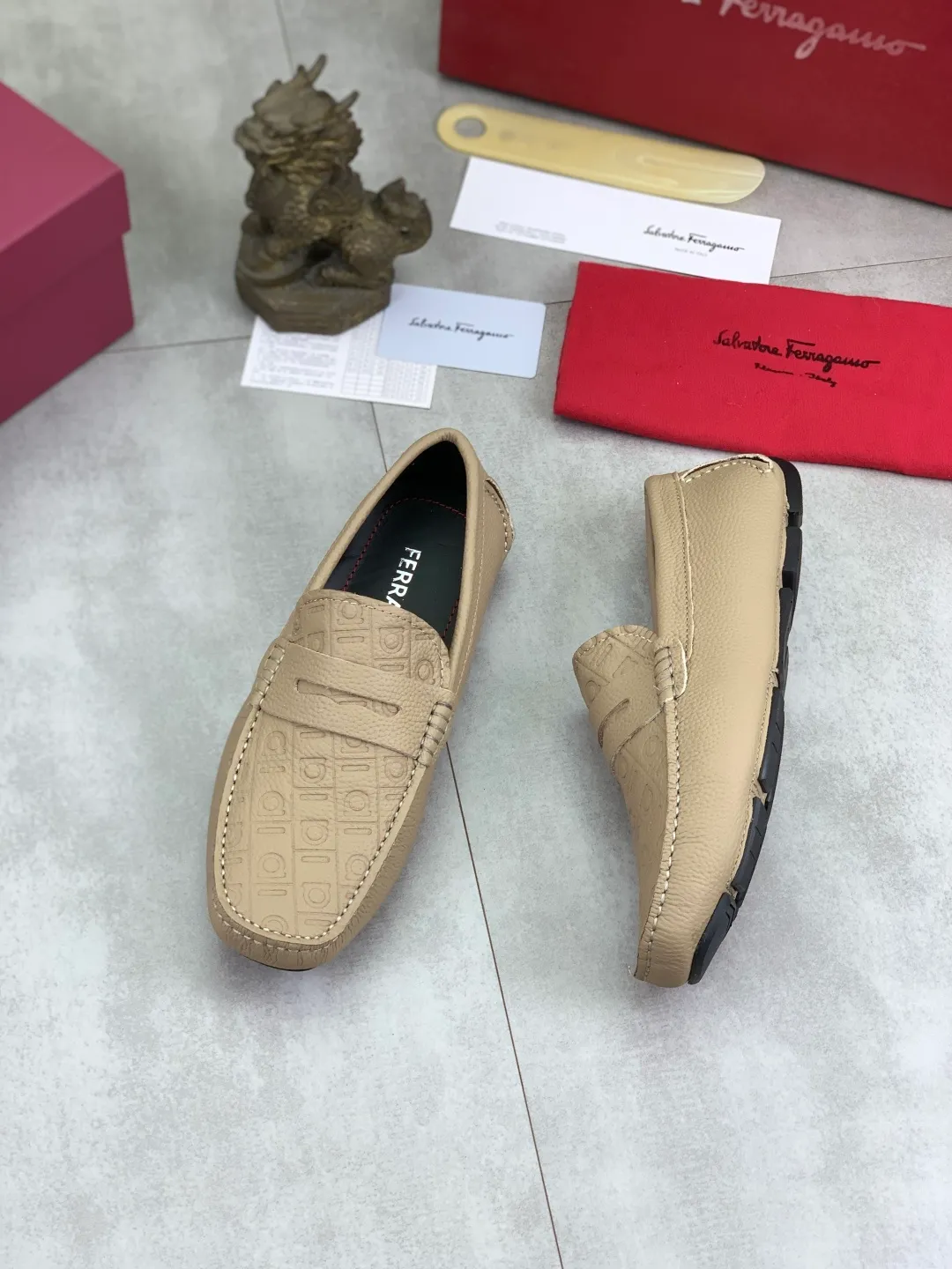 Men's shoes 💰P542 New model, high quality [Ferragamo/Ferragamo] Latest lazy slip-on shoes Original imported calfskin, imported cowhide lining + original luxury metal buckle + original combination outsole Comparison without pressure Code number: 38-45